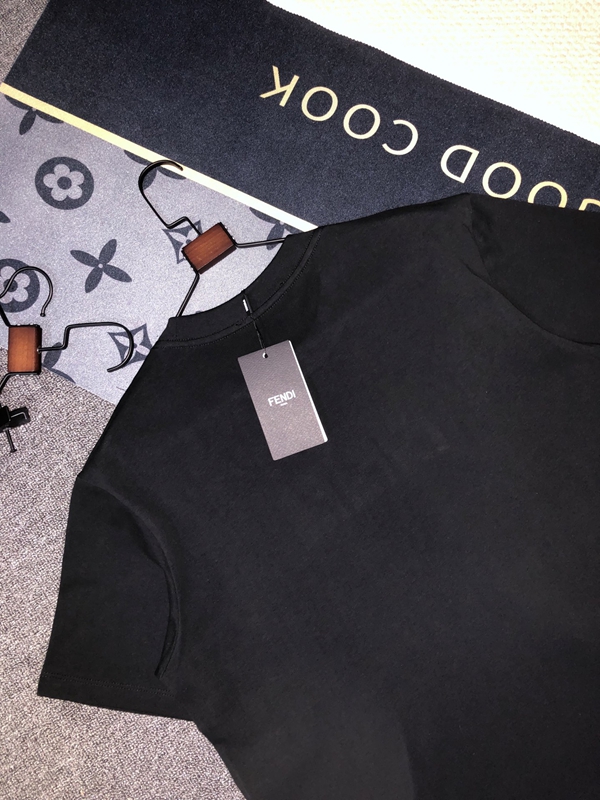 ブランドTシャツ着用イメージ